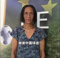 阿姨是不是以前就会中文，这几个字说的很情绪，不像刚学的