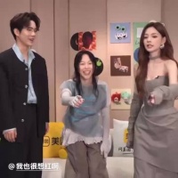 进来看窦靖童跳舞，太可爱了吧！长发的窦靖童也是第一次见好像