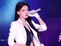 孙怡立麦演唱《1987我不知会遇见你》展现复古氛围