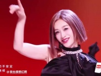 李小冉你就凭着这股美貌闯到出道吧？！美得让人对你的唱跳忽略不计
