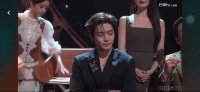 侯明昊获歌手直播首轮第一，当场紧张捂心口