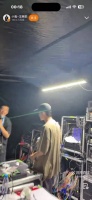 小鬼王琳凯深夜彩排直播，调音乐秀帅气引粉丝关注