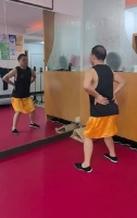 大爷不是一般人，跳的舞也挺特别