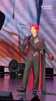 郝熠然亮红短发演绎易燃易爆炸，泪钻泪痣成舞台焦点