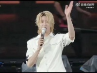 徐明浩金发白衣亮相克拉岛，王子造型引瞩目