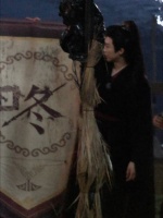 那面旗子上写的是冬？ 感觉演了一部武侠剧 冬什么意思？哈哈哈正 片快播