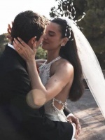 Dua Lipa 没有分享的义务，但是她的婚纱好漂亮