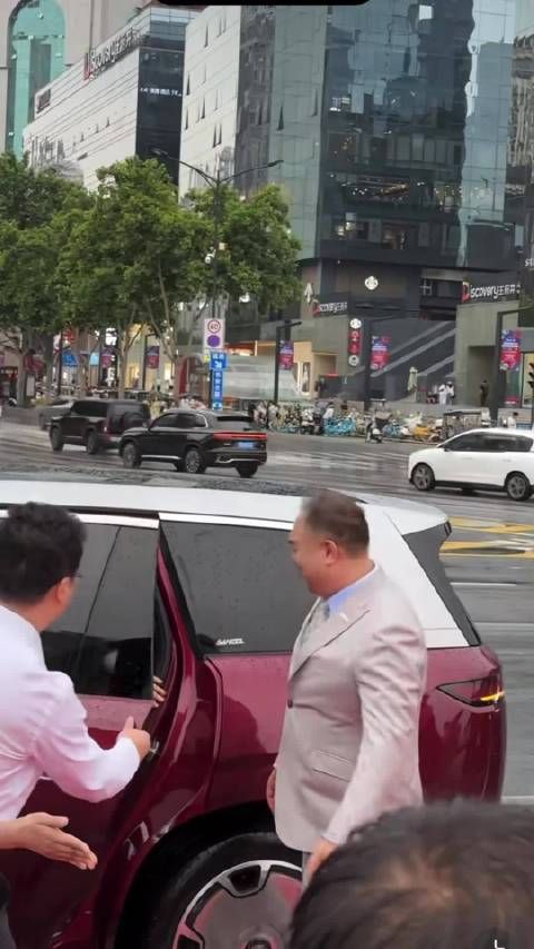 卧槽张若昀下车时这个手 ! 光看看手就知道里面人气质绝尘 昀哥听着舒服