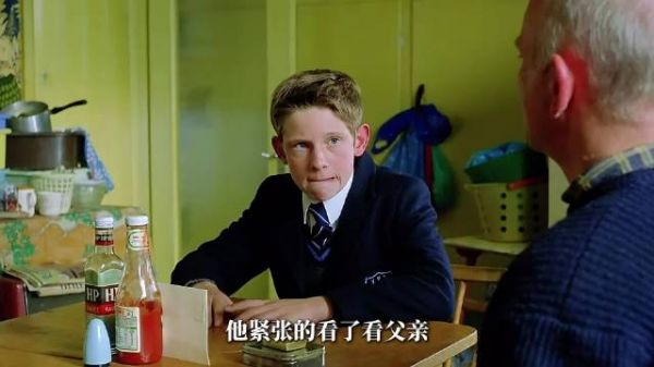 比利拆录取信获父亲暖心宽慰，全村欢庆离别时被高高抱起
