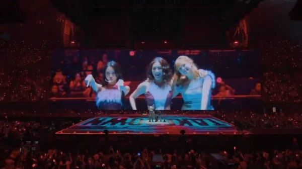 Netflix发布TWICE新曲TAKEDOWN现场版MV