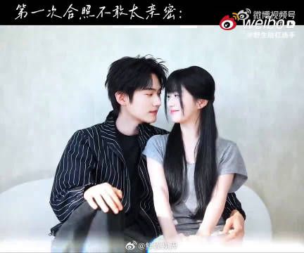 陆西骁稳稳抱住挽挽，小小一只依偎身旁，荧幕内外甜度双双在线