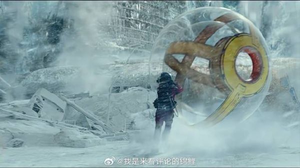 道路崩塌无处可逃 哪料警员向空中一丢,大家立马安全