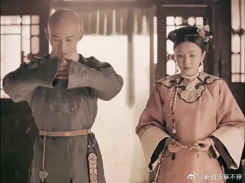 就是这个封建制度给她的责任和义务，把她束缚