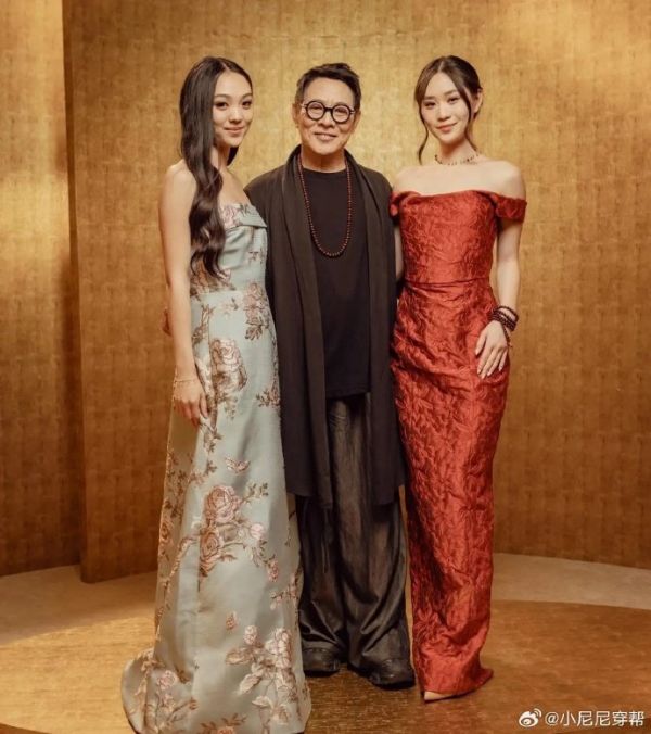 李连杰父亲节罕晒与四女儿早期合照：我陪你们长大，你们陪我变老