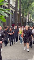 就在今天 劳尔就在我面前经过了，49岁了依然是当年的伯纳乌王子