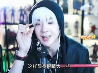 刘宇宁直播展现多面才艺，化妆师称赞其知识丰富