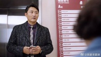女婿医院看岳父，却全程打电话聊工作，丈母娘看不下去