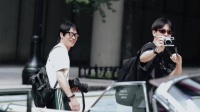 这个李现怎么会这么高精力！受邀去开球，一落地就被偶遇去扫街了