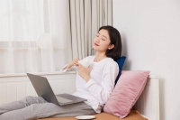 结了婚的女人，要是由着你这么碰她，那肯定是对你有意思