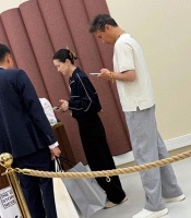 李乃文带妻子法国购物，2人5个孩子！怪不得劝刘宇宁王勉早婚早育