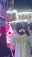 灯牌拉扯致女生摔倒,网络抨击加剧伤害