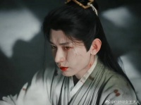 李莲花即使受伤，眼神中依然透露着不服输，倔强精神