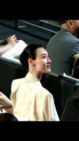 梁洛施生图展现骨相美，硬线条诠释故事感