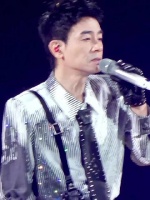 陈小春连夜整改演唱会视线问题，更换座位增设大屏