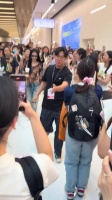 周洁琼惊喜现身I.O.I十周年演唱会，默默支持昔日队友