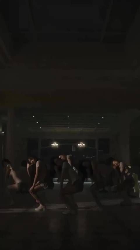 YG安排未成年组合宝怪穿短裙表演引争议