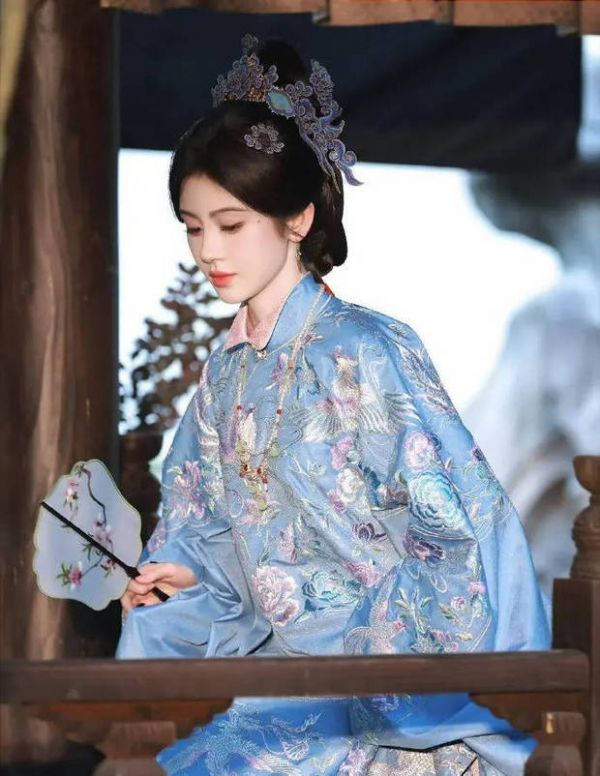 搜狐娱乐讯 近日，鞠婧祎一组蓝色古装路透释出。她眉眼温婉，举手投足间尽显东方古典韵味。