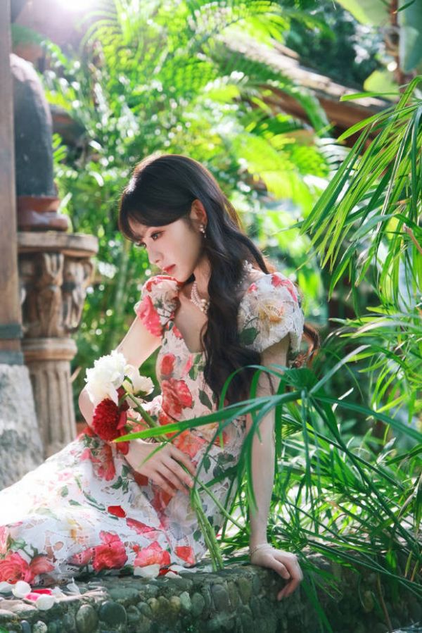 搜狐娱乐讯 近日，田曦薇一组美照释出。她身穿碎花长裙，一头慵懒卷发披肩，笑容甜美灿烂，文艺气息满满。