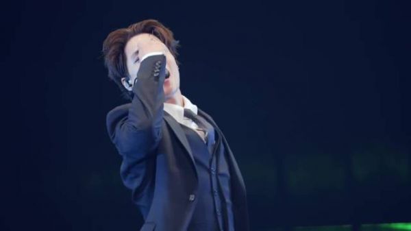 播放量超一百万的EXO'Crazy'舞台视频