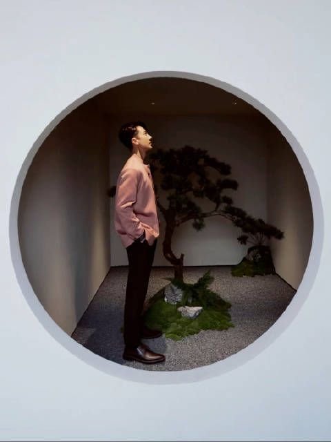 吴尊新中式造型亮相巴黎男装周