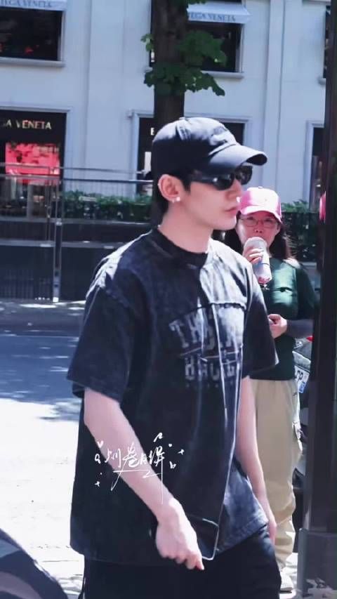 巴黎街头的潮男，迎面而来的胸肌，想靠 邓为巴黎时装周 邓为