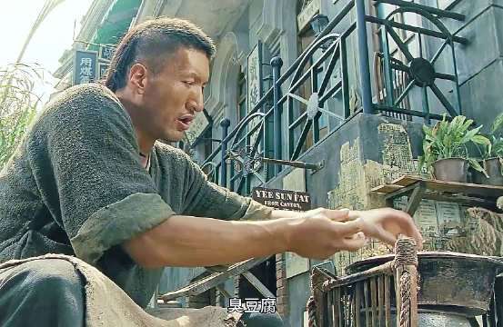 小偷行窃遭店主一掌制服