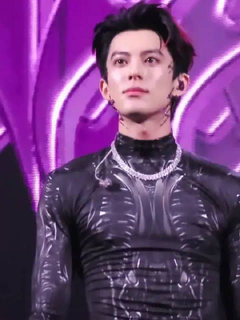 王鹤棣谈少年梦想感恩粉丝坚守热爱