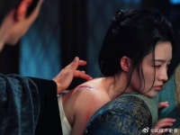 凤随歌帮付一笑涂药，又见不得她被受伤，独自救她徒弟
