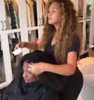 Beyonce 给老公 Jay-z 护理头发