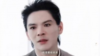 向佐纠正易立竞称其成长于父母亲家庭
