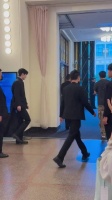 张凌赫这个衣服背面完全是公主披风来的，还有蝴蝶结屁帘，有点可爱啊！