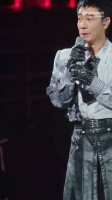 陈小春回应演唱会遮挡问题，承诺改进并处理退票