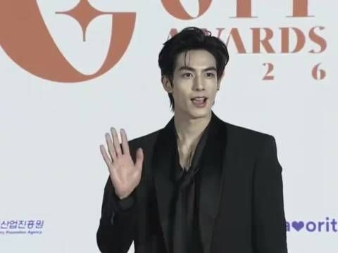 宋威龙釜山领奖念韩语引爆韩网，782万票断层第一