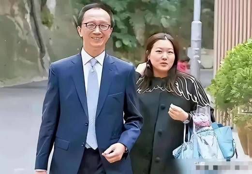 74岁梁锦松拄拐两年，48岁伏明霞从容相伴