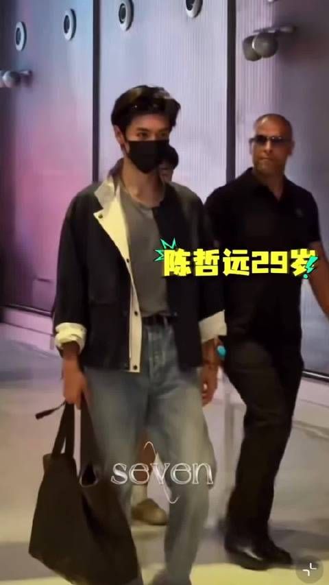 于适邓为等六位男星亮相巴黎时装周