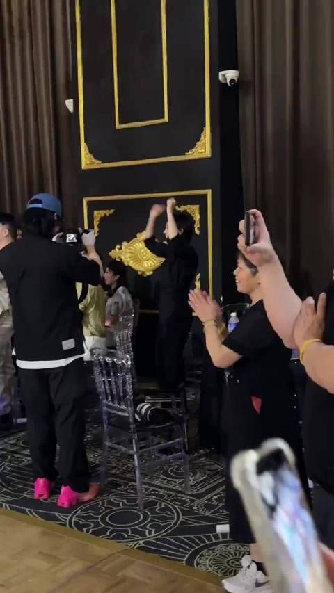 孙俪现身女儿芭蕾舞会全程紧张跟拍，散场后蹲地整理舞裙