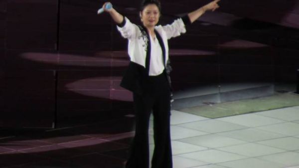 来看此女萌萌的三连比心 把话筒夹嘎吱窝属实是我没想到的