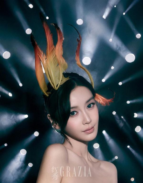 Angelababy露肩造型妆容清透，灵动梦幻自带星光。