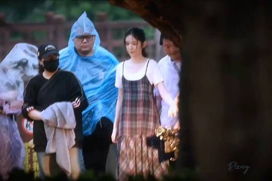 周也胡先煦穿情侣装亮相，雨季海报曝光