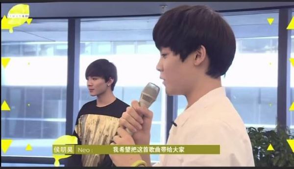 前辈真诚夸赞，侯明昊越是身处竞演压力之中，舞台爆发力越是惊艳全场